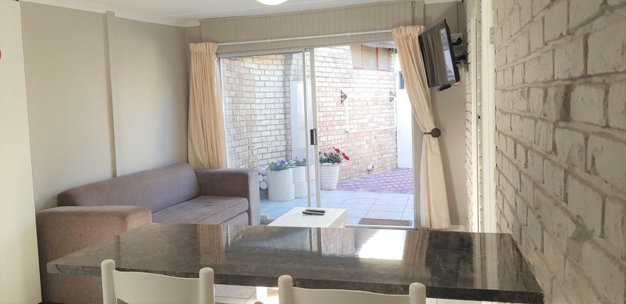 Hotel Kelzane Self-Catering Gonubie Esterno foto